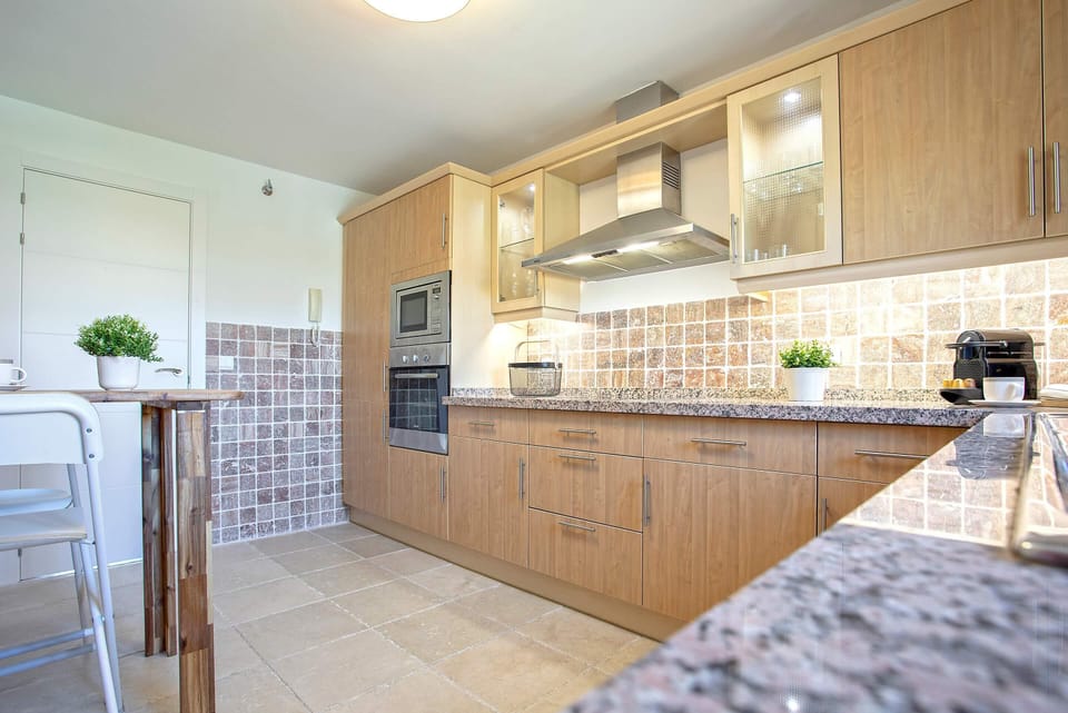 Apartment (2 Bedrooms) | Private kitchen | Full-size fridge, microwave, oven, stovetop