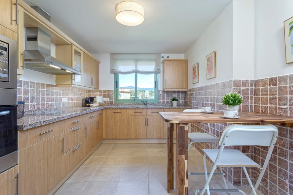 Apartment (2 Bedrooms) | Private kitchen | Full-size fridge, microwave, oven, stovetop