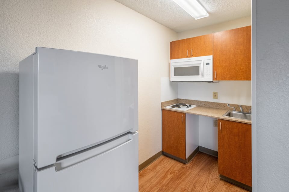 Full-size fridge, microwave, stovetop