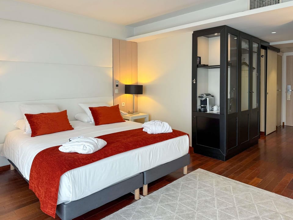 Privilege, Suite, 1 Double Bed with Sofa bed | In-room safe, individually furnished, desk, soundproofing
