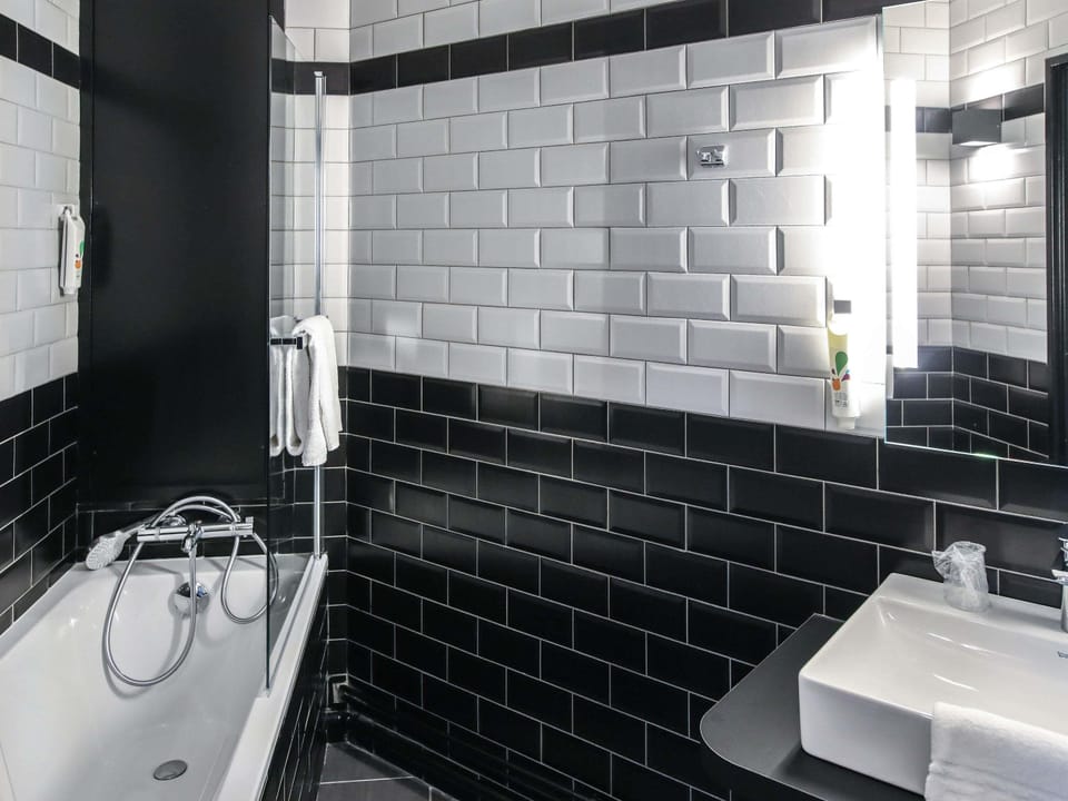Standard Room, 1 Double Bed | In-room safe, desk, soundproofing, free WiFi