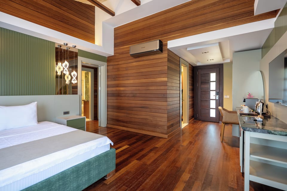 Premium Suite | Minibar, in-room safe, desk, soundproofing