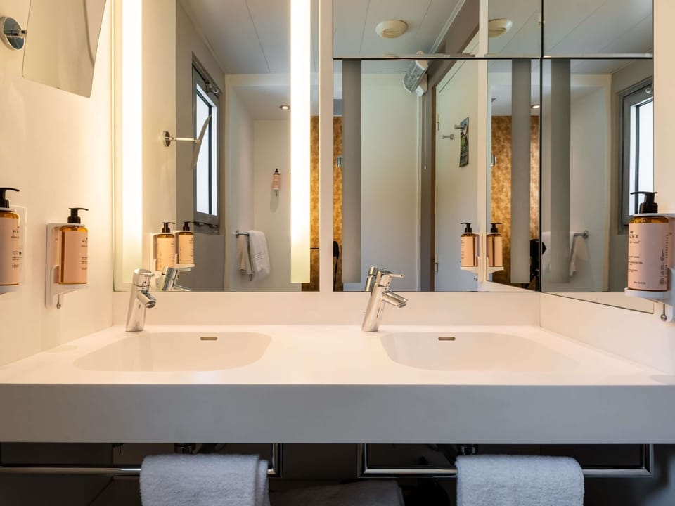 Premium bedding, free minibar, in-room safe, desk