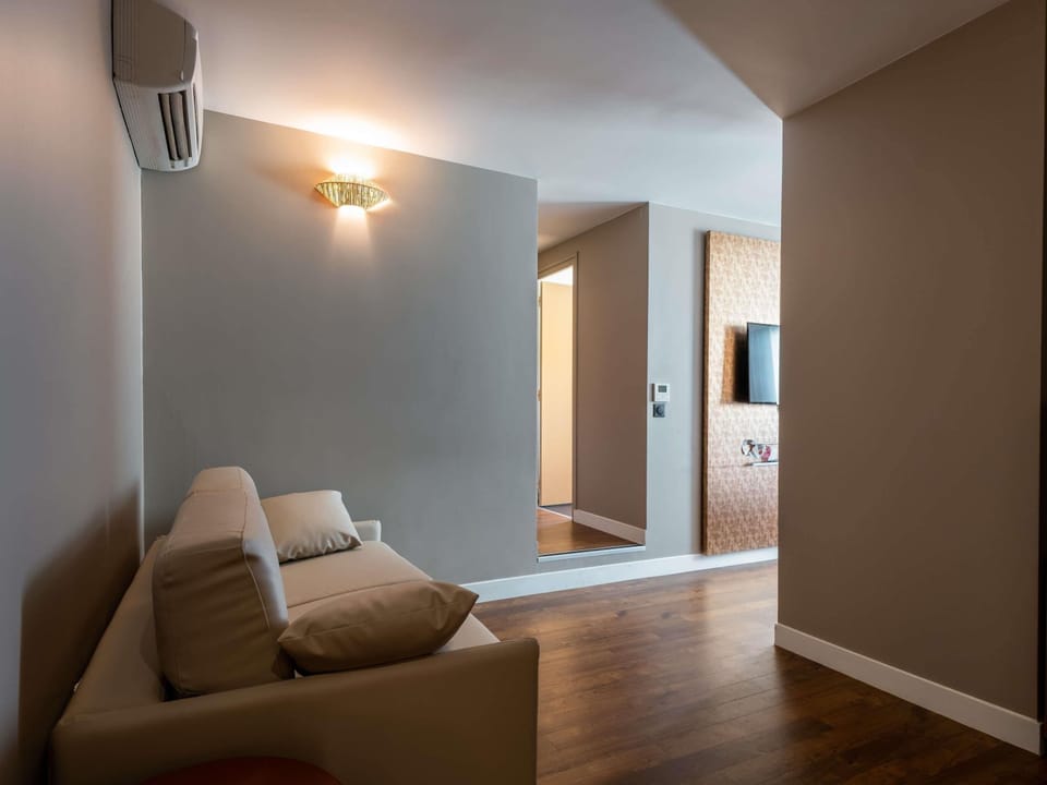 Premium bedding, free minibar, in-room safe, desk