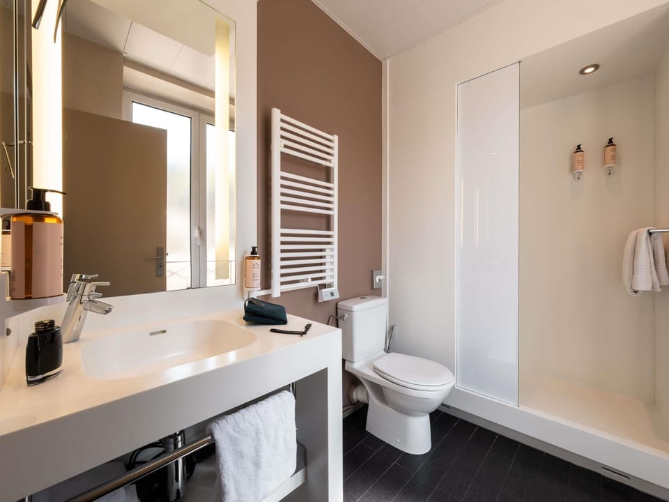 Premium bedding, free minibar, in-room safe, desk