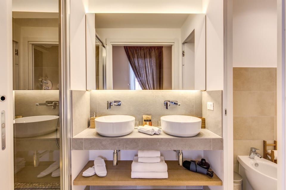 Deluxe Room | Bathroom sink