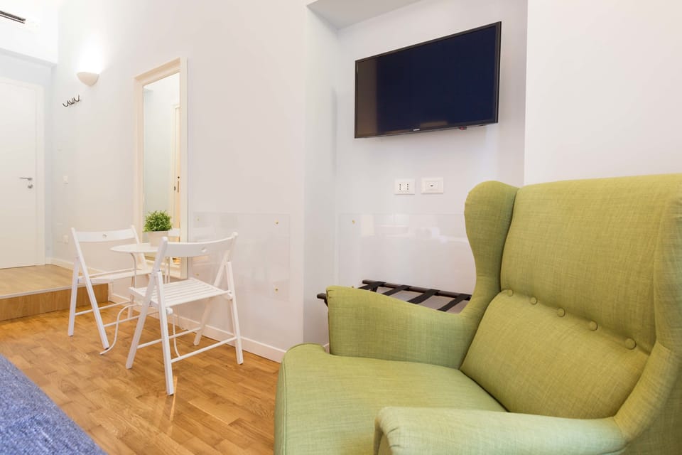 Deluxe Room | Living area | Flat-screen TV