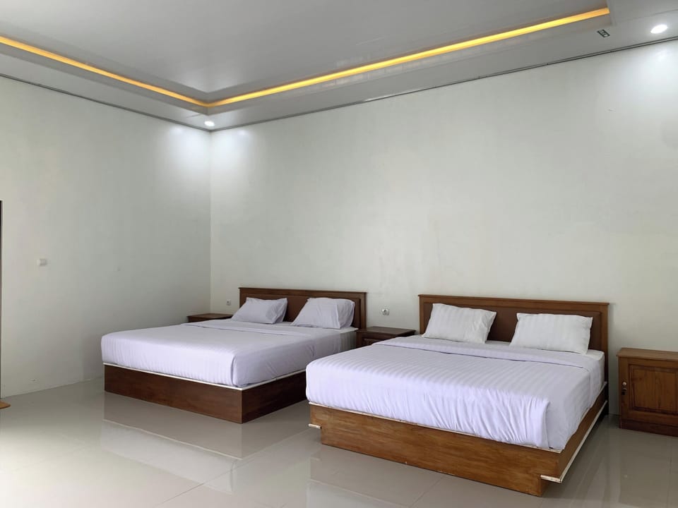 Family Room | Desk, laptop workspace, free WiFi