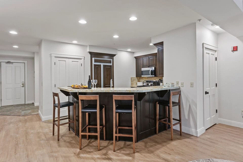 Condo, 2 Bedrooms | Private kitchen | Fridge, oven, coffee/tea maker, toaster