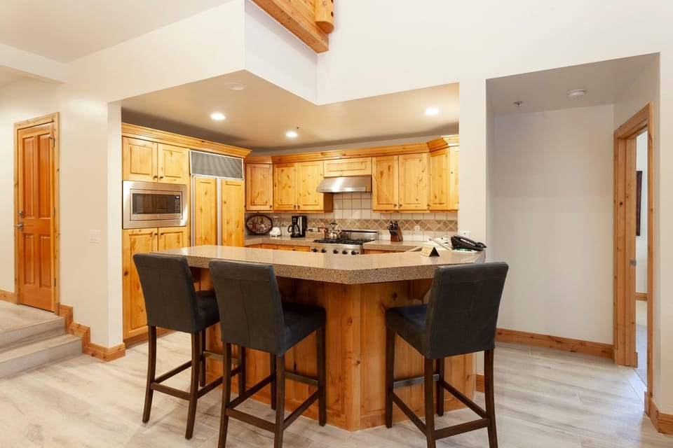 Condo, 4 Bedrooms | Private kitchen | Fridge, oven, coffee/tea maker, toaster