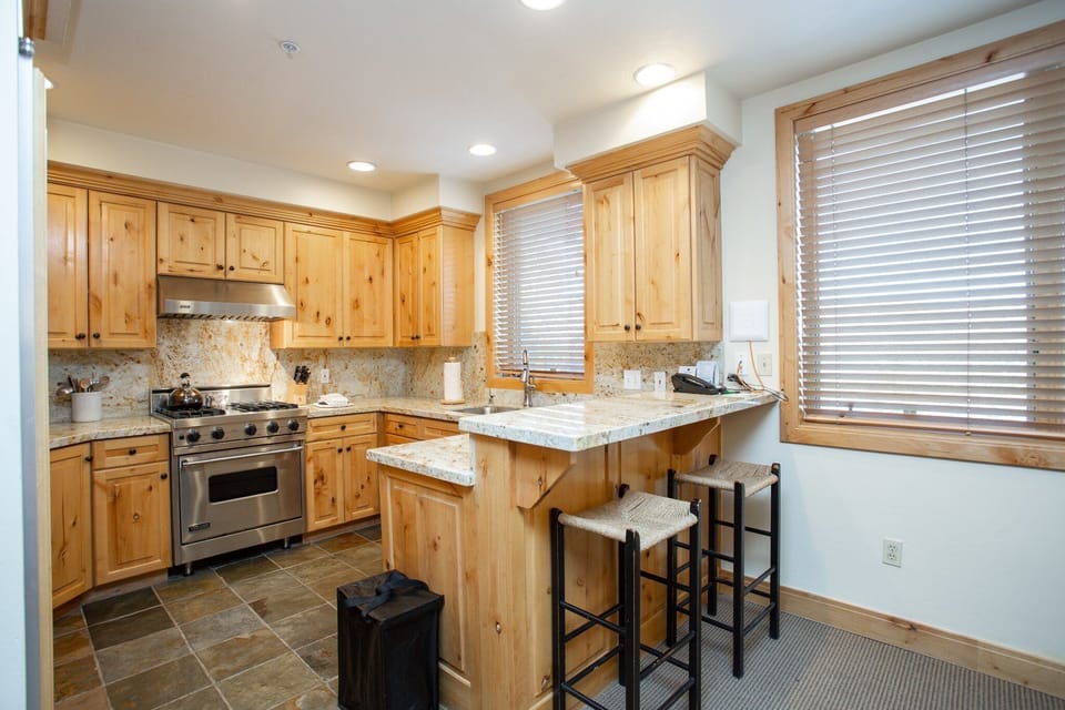 Condo, 1 Bedroom | Private kitchen | Fridge, oven, coffee/tea maker, toaster