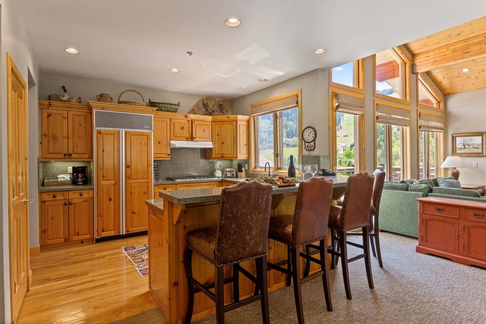 Condo, 4 Bedrooms | Private kitchen | Fridge, oven, coffee/tea maker, toaster