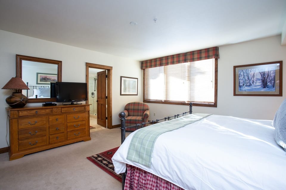 Condo, 3 Bedrooms | 3 bedrooms, laptop workspace, iron/ironing board, free WiFi