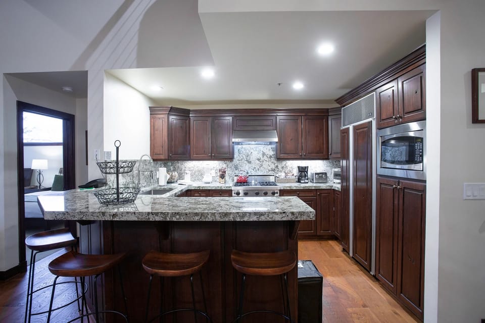 Condo, 4 Bedrooms | Private kitchen | Fridge, oven, coffee/tea maker, toaster