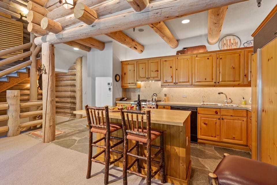 Condo, 3 Bedrooms | Private kitchen | Fridge, oven, coffee/tea maker, toaster