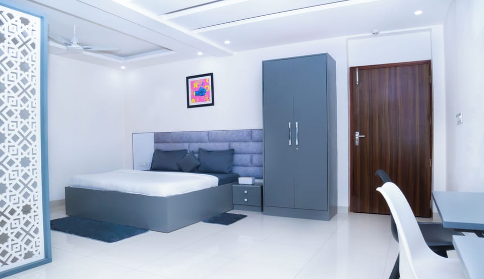 Studio, City View | In-room safe, desk, laptop workspace, blackout drapes