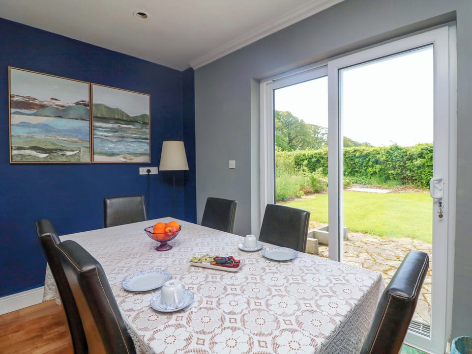 Cottage | Dining