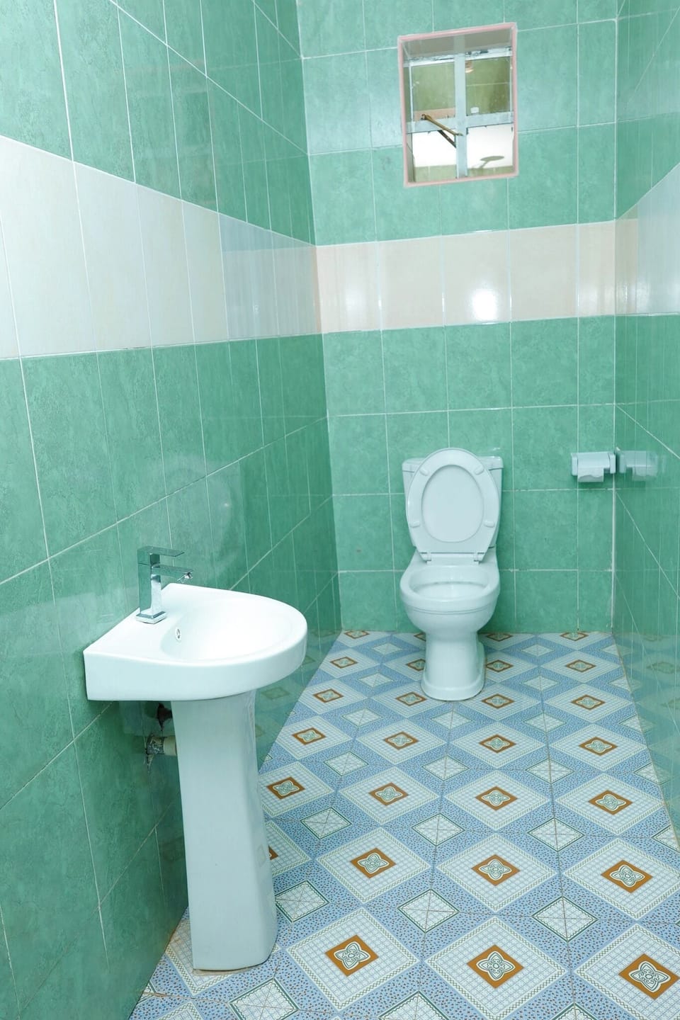 Deluxe Double Room, City View | Bathroom | Shower, free toiletries, slippers, towels