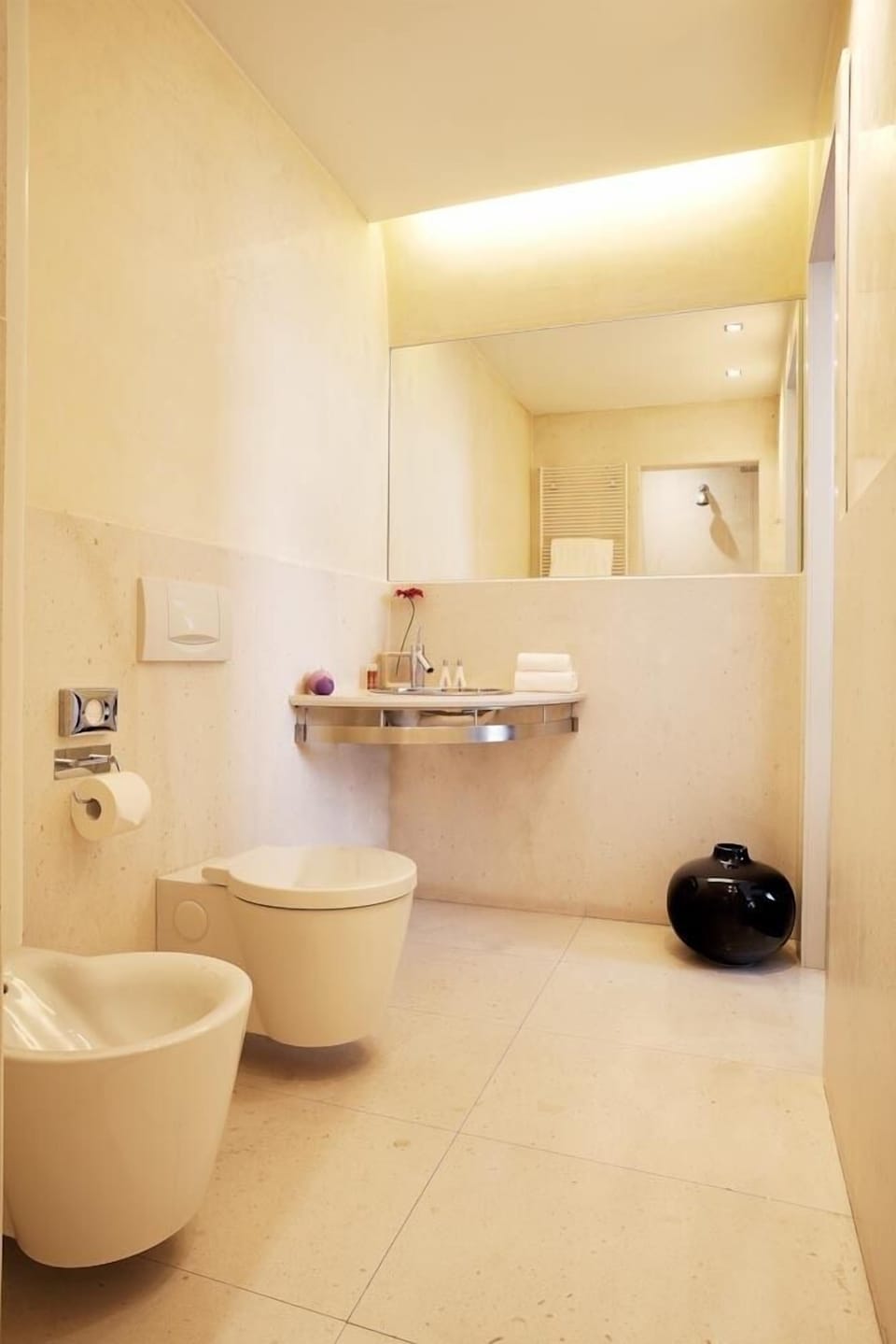 Shower, rainfall showerhead, free toiletries, hair dryer