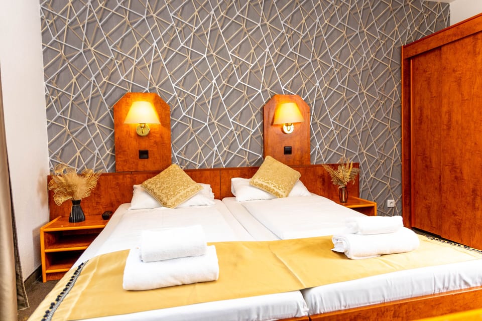 Basic Double Room | In-room safe, desk, iron/ironing board (on request), WiFi (free)