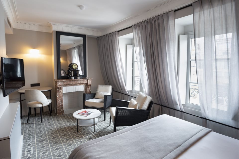 Junior Suite | Minibar, in-room safe, desk, blackout drapes