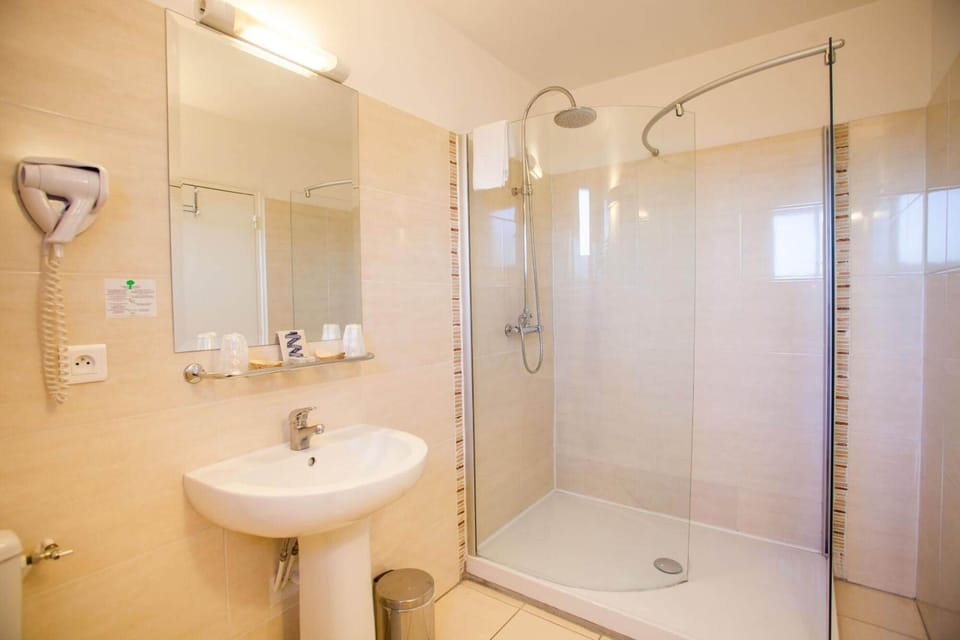 Shower, free toiletries, hair dryer, towels