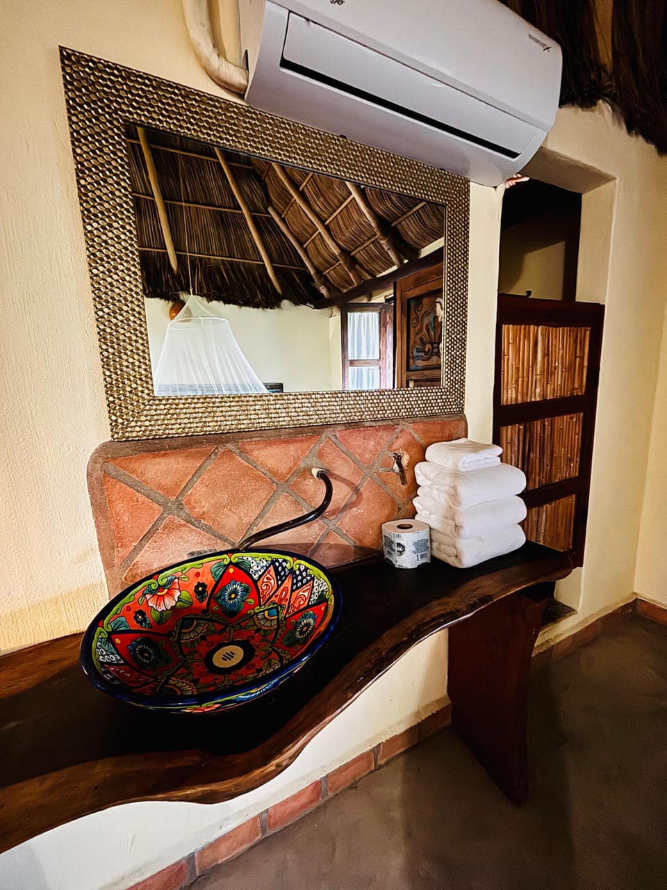 María Gil Room Third Floor | Bathroom | Shower, towels, soap, shampoo