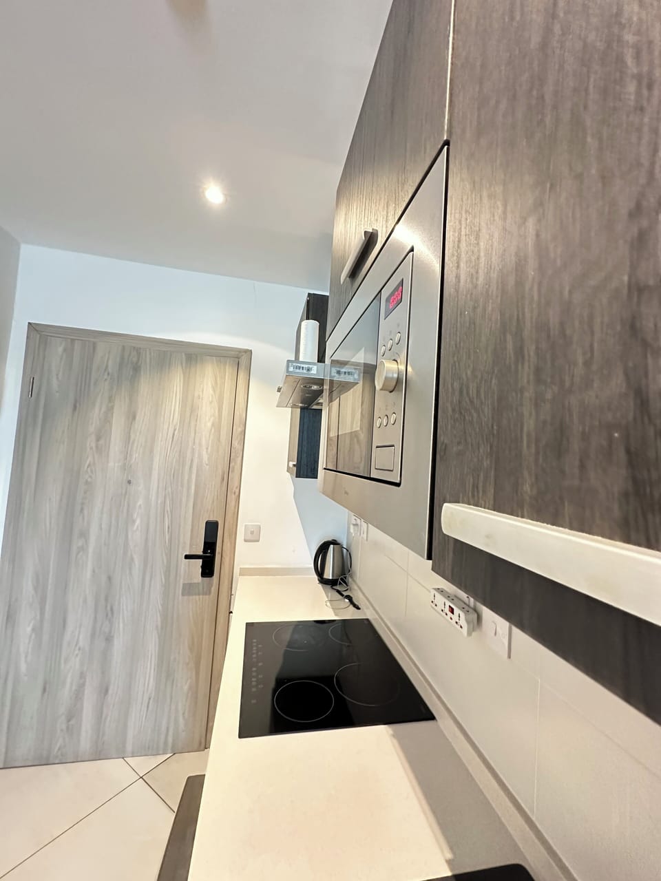 Full-size fridge, microwave, oven, stovetop