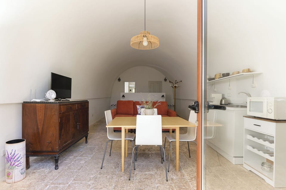 Standard Studio, 1 Bedroom (Apartment) | Living area | 30-inch TV with satellite channels