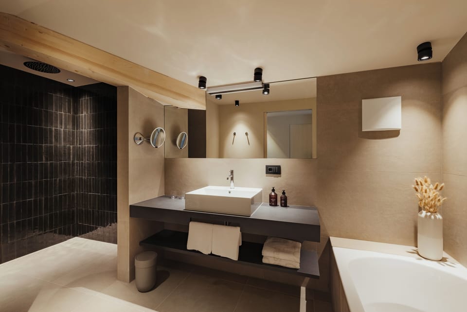 Separate tub and shower, deep soaking tub, rainfall showerhead