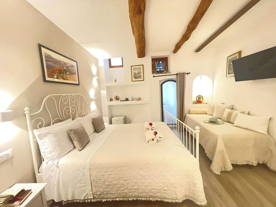 Junior Triple Room | In-room safe, iron/ironing board, free WiFi