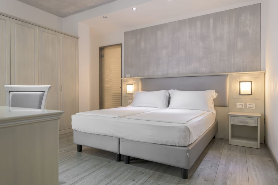 Down comforters, minibar, in-room safe, desk