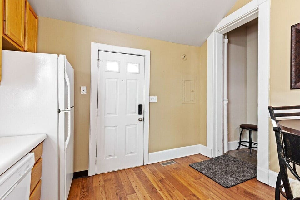 House, Private Bathroom, City View (701) | Shared kitchen