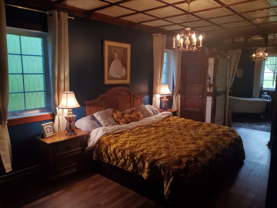 Luxury Suite | Rollaway beds, free WiFi, bed sheets