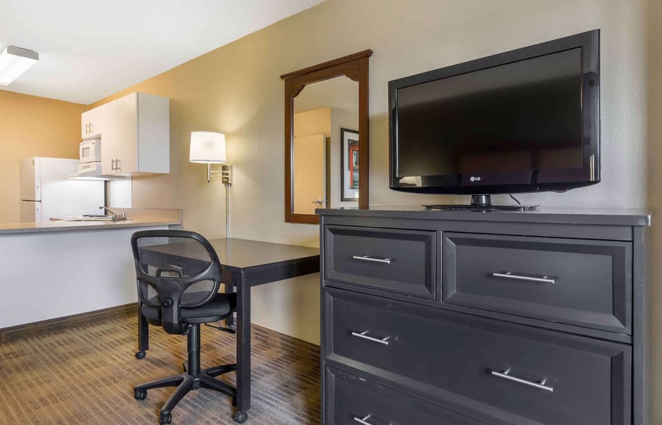 Studio, 1 King Bed, Non Smoking | Desk, iron/ironing board, free WiFi
