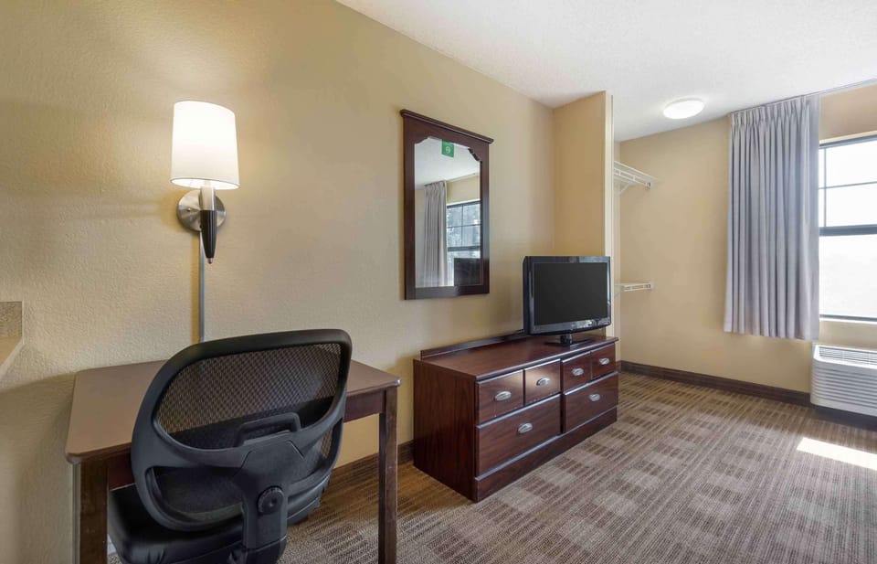 Studio, 2 Double Beds, Non Smoking | Desk, iron/ironing board, free WiFi