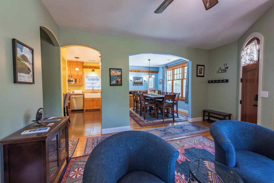 House, 2 Queen Beds, Patio, Garden View (Crafty Oak House) | Living area | Fireplace