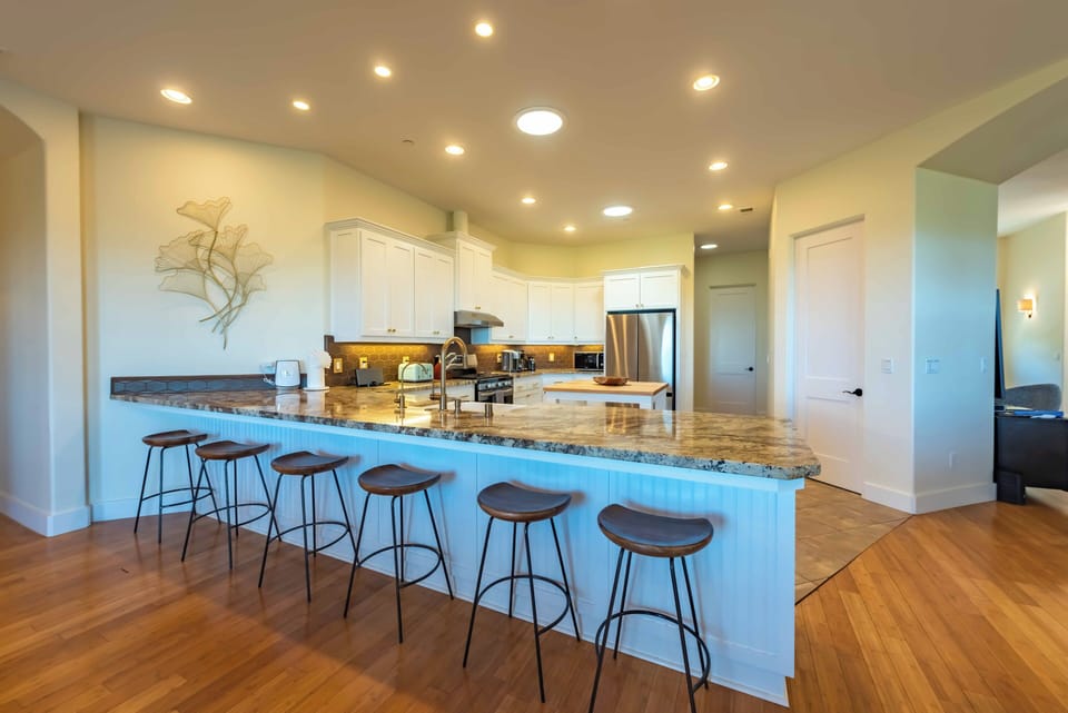 House, Multiple Beds, Hot Tub, Pool View (Blue Oak Oasis) | Private kitchen