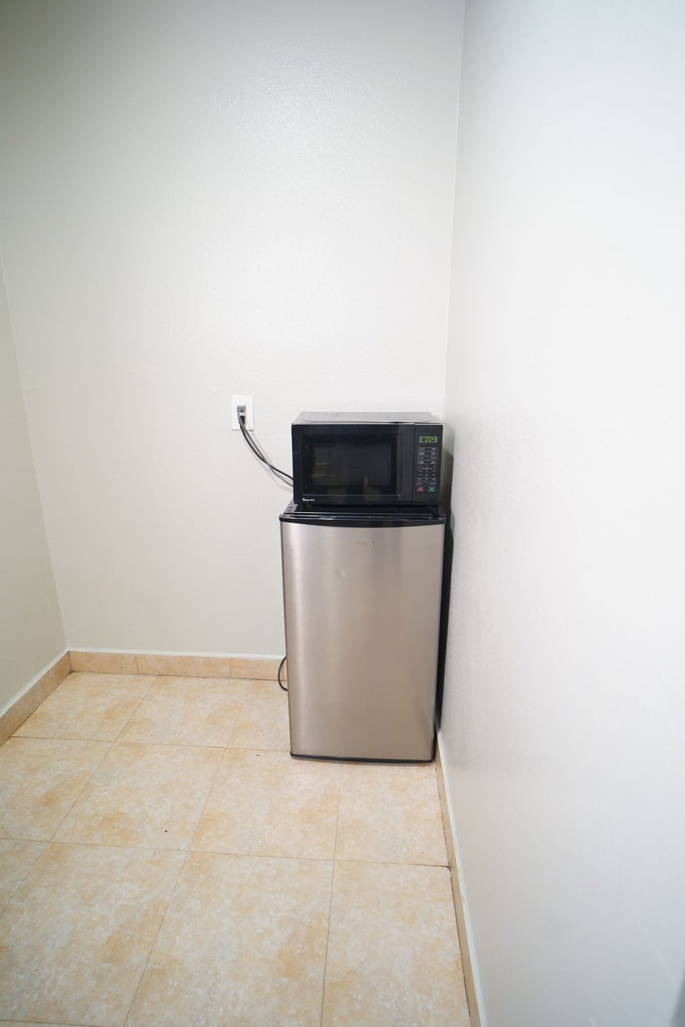 Single Room, 1 Queen Bed | Desk, laptop workspace, free WiFi, bed sheets