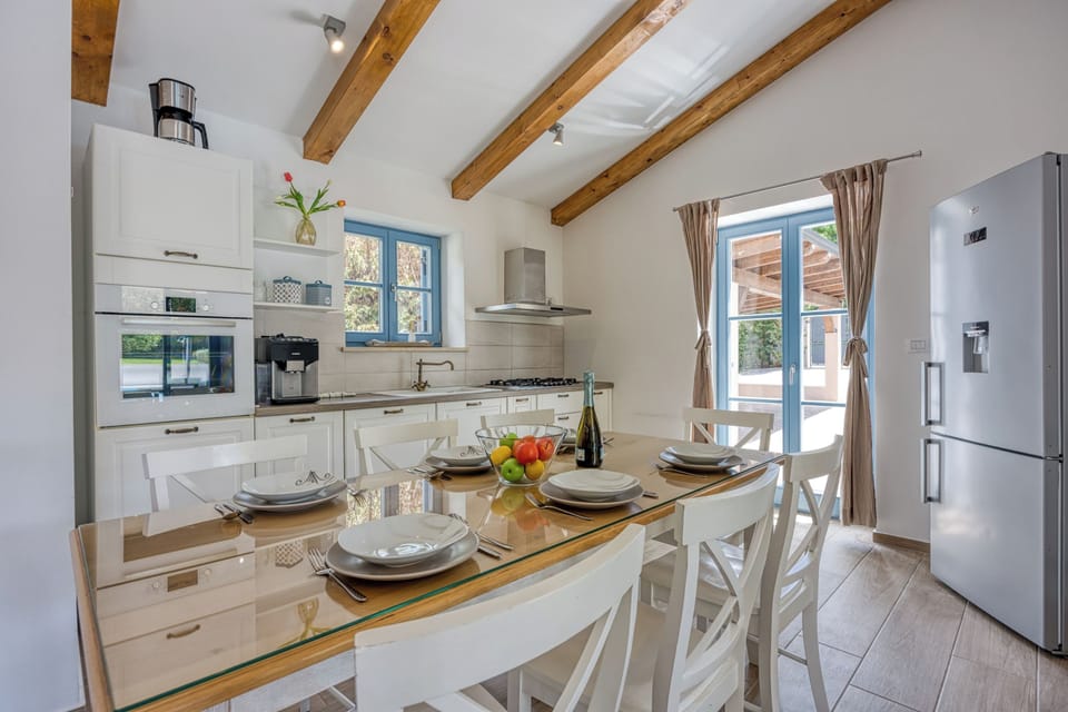 Family Villa, 4 Bedrooms, Fireplace (Villa Milo Mali Vareski with Pool) | Private kitchen