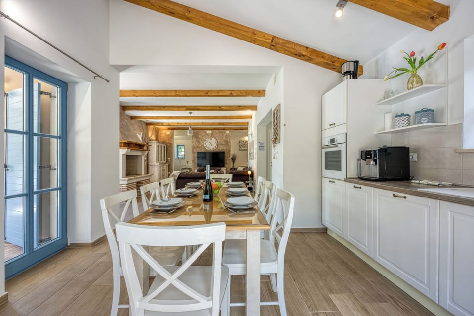 Family Villa, 4 Bedrooms, Fireplace (Villa Milo Mali Vareski with Pool) | Dining