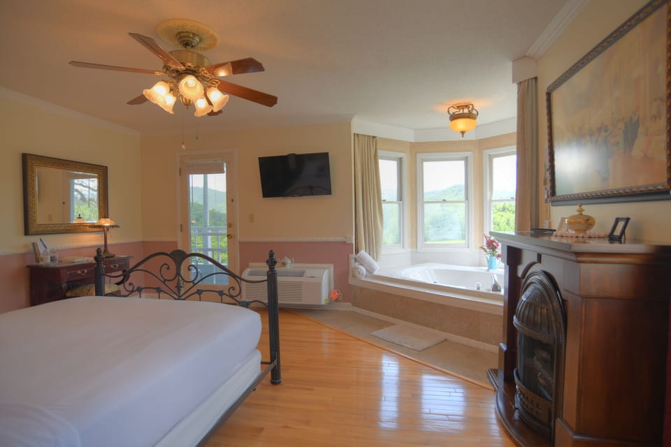 Deluxe Room, 1 Queen Bed, Jetted Tub, Mountain View | Egyptian cotton sheets, premium bedding, down comforters