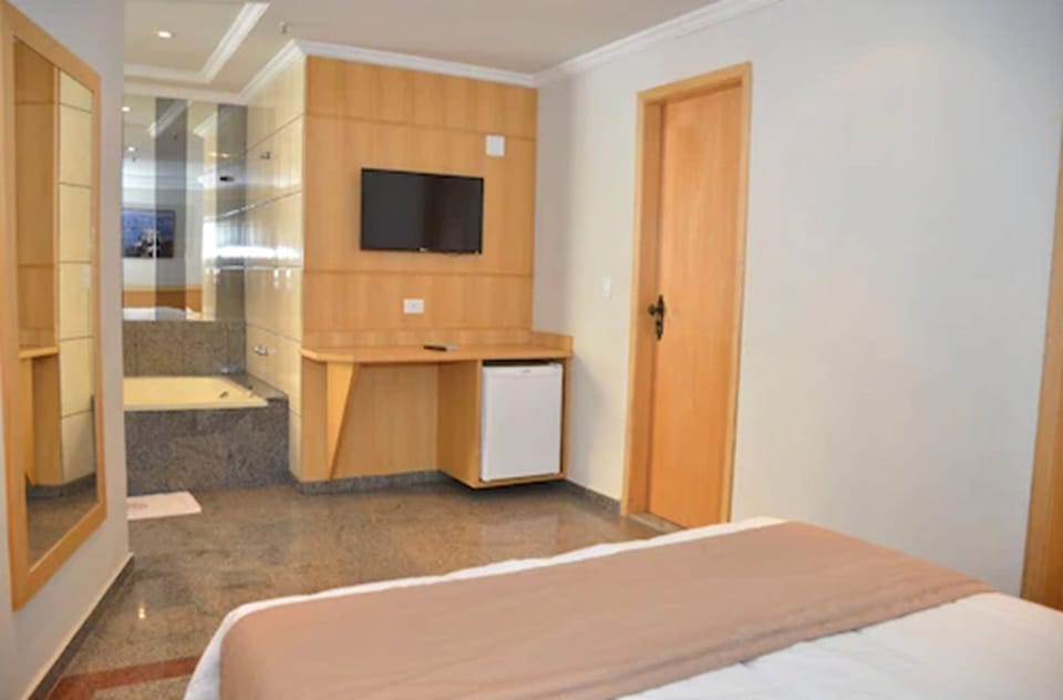 Suite, Hot Tub | Minibar, in-room safe, desk, blackout drapes