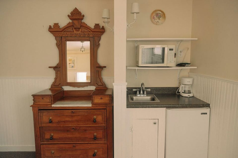 Premium Room, 1 King Bed, Jetted Tub | Private kitchen | Shared fridge, shared microwave