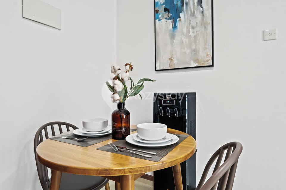 Apartment, 1 Bedroom, City View | Dining room