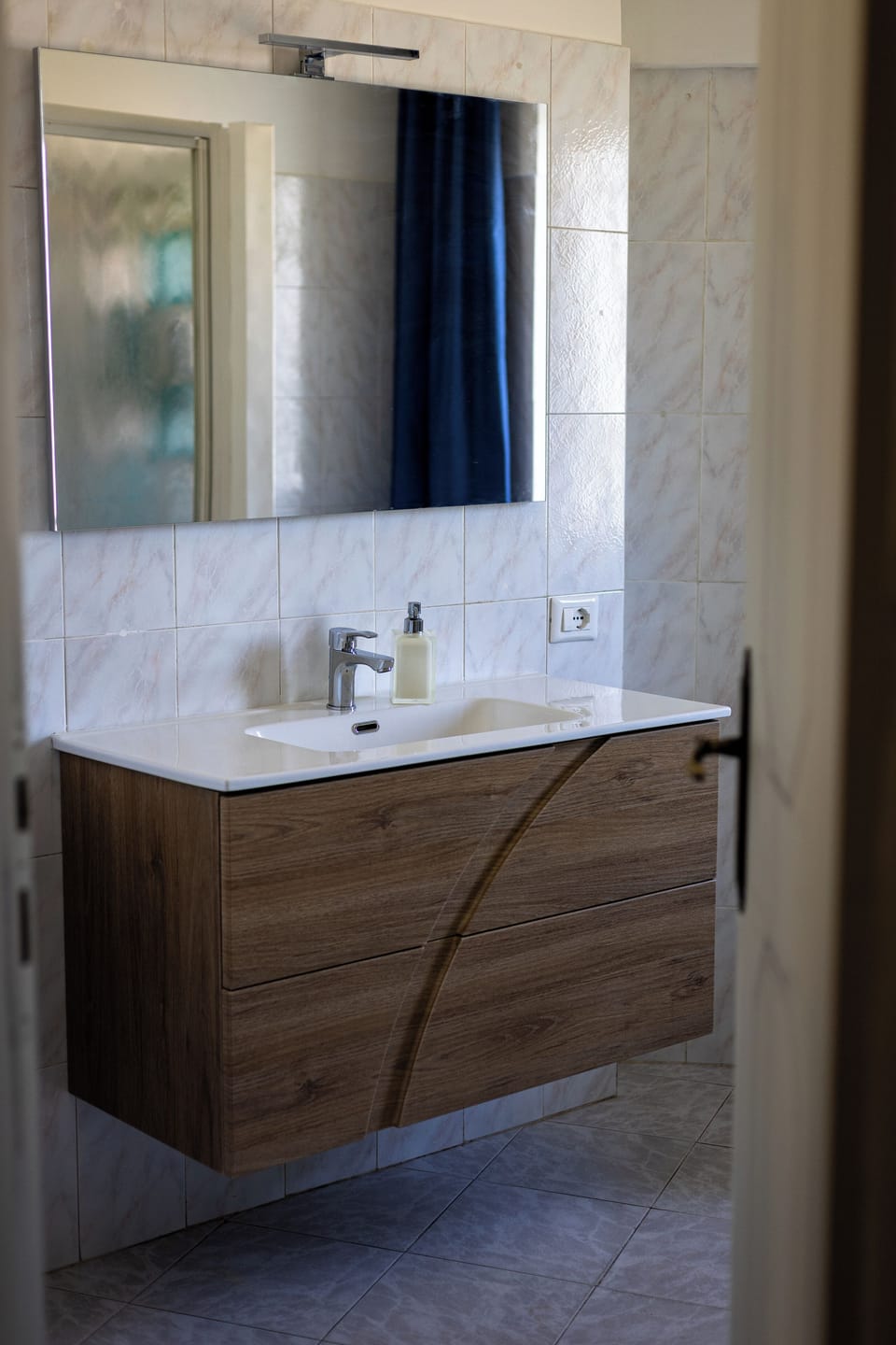 Comfort Double Room | Bathroom | Shower, hair dryer, slippers, towels