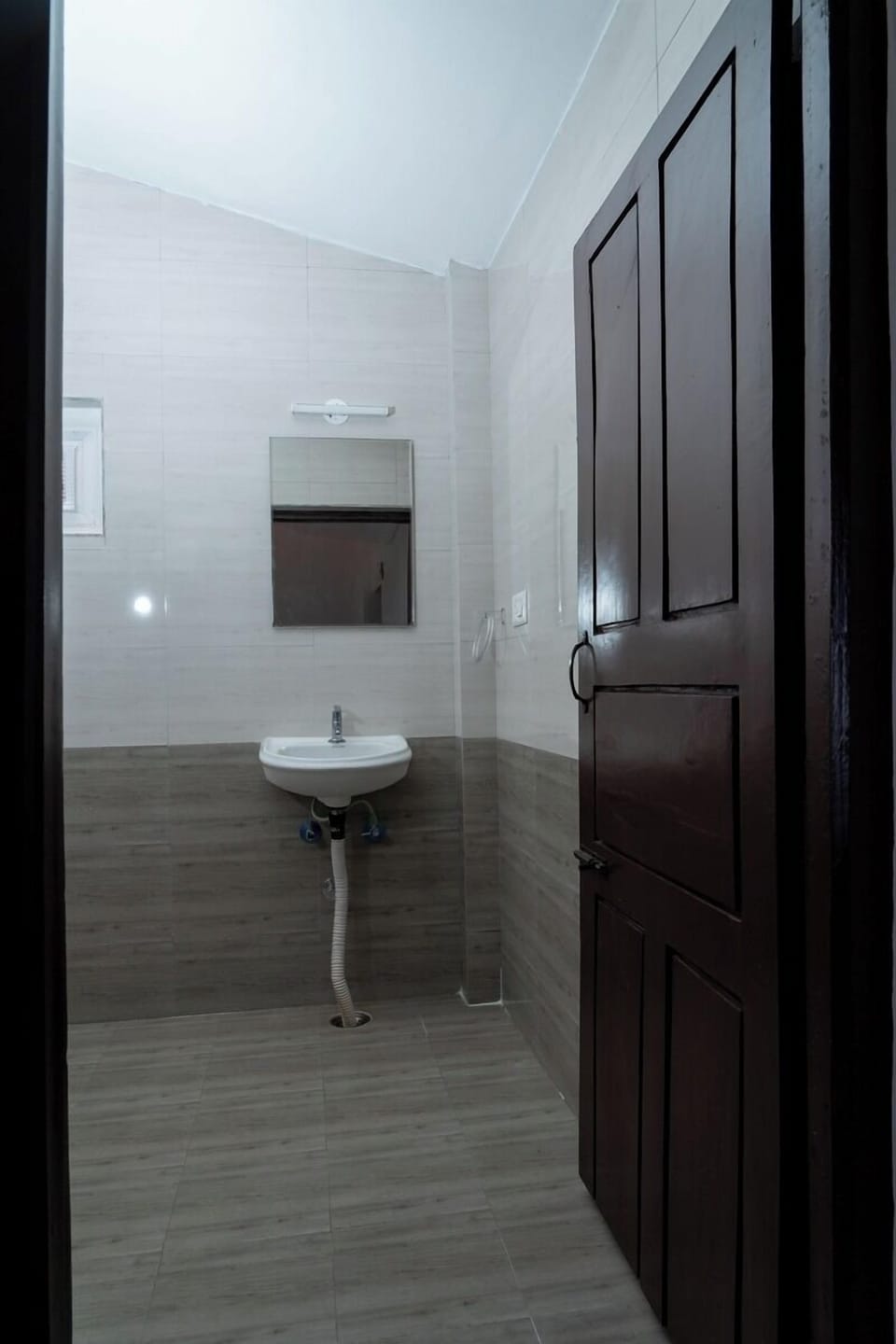 Combined shower/tub, free toiletries, towels, soap