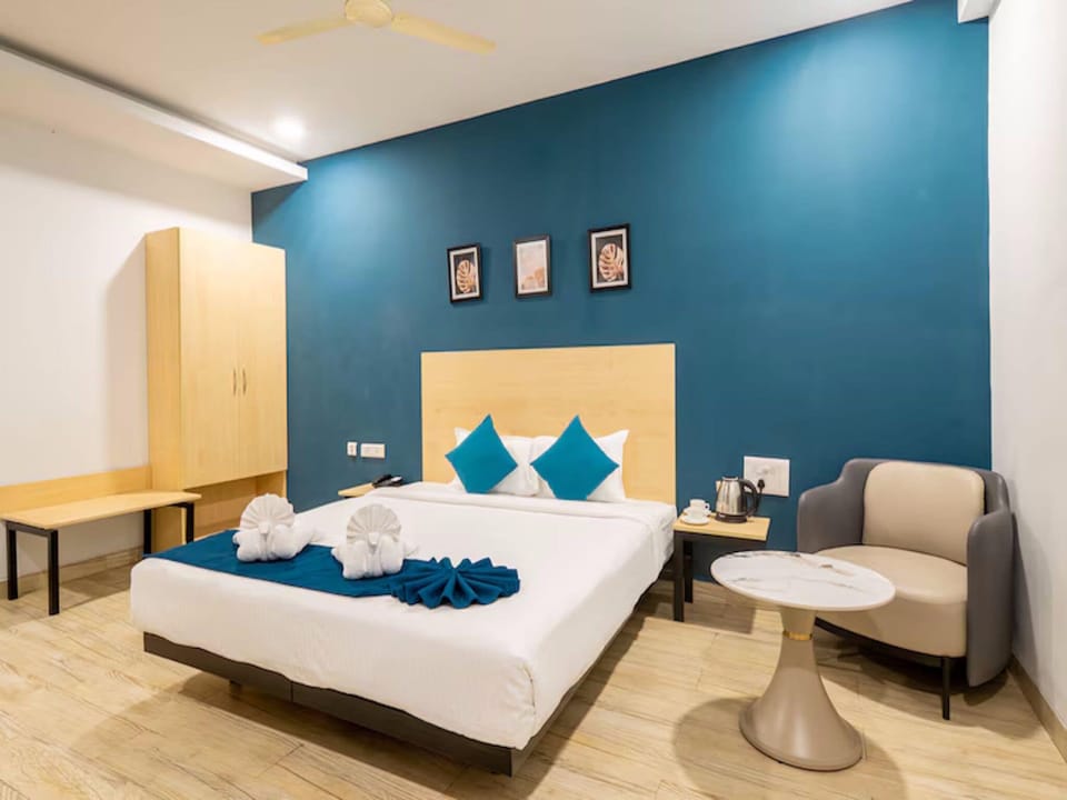 Deluxe Double Room, 1 Double Bed, Non Smoking | Minibar, desk, free WiFi, bed sheets