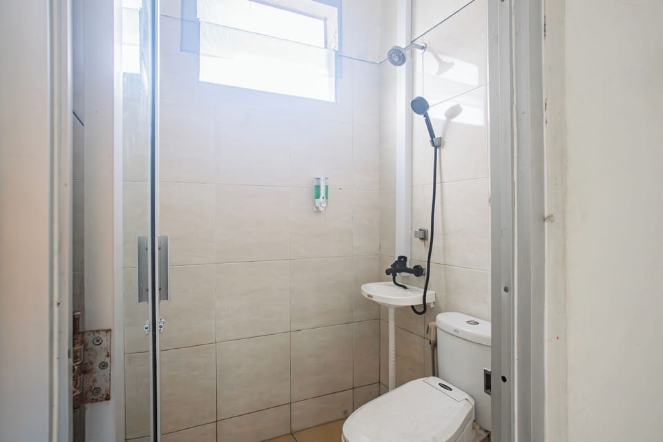 Shower, towels, soap, shampoo