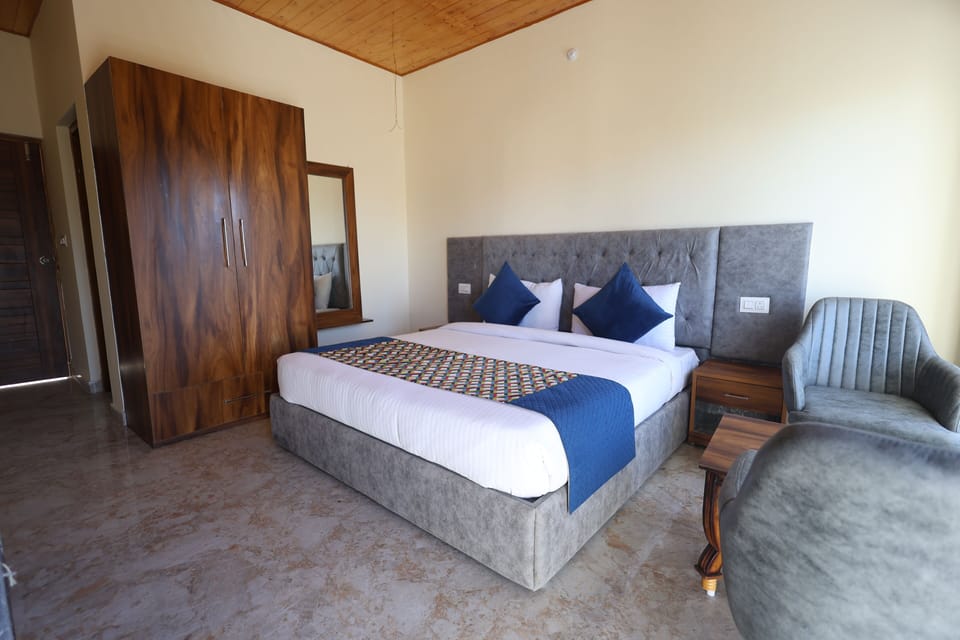 Deluxe Room | Individually decorated, individually furnished, laptop workspace